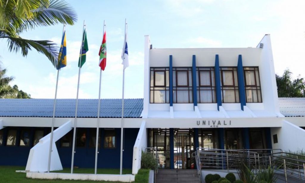 SC: Universidade recua de normas que vetavam certos tipos de roupa