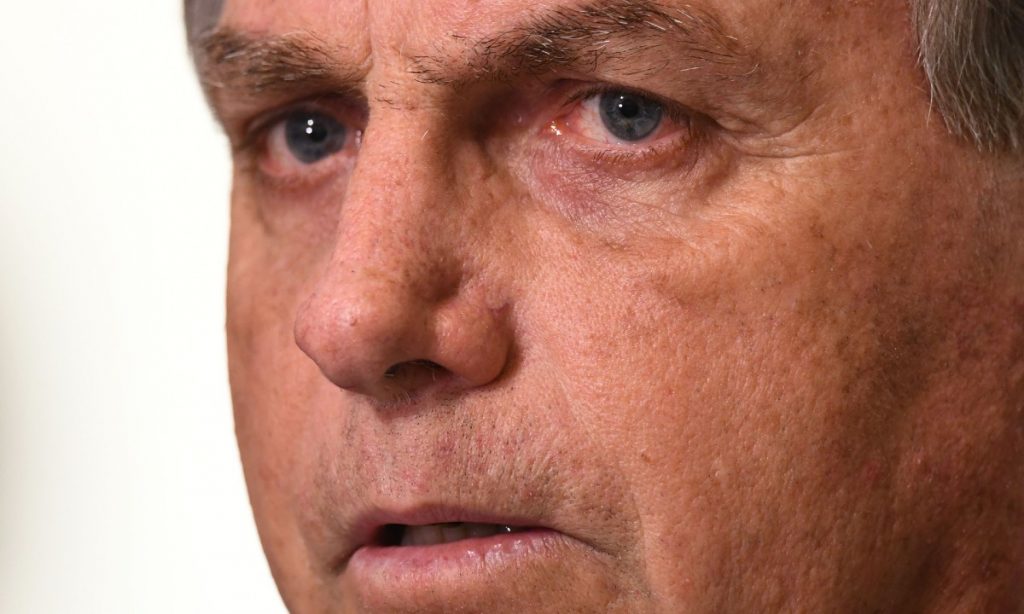 Bolsonaro diz que povo merece sofrer se votar em Lula