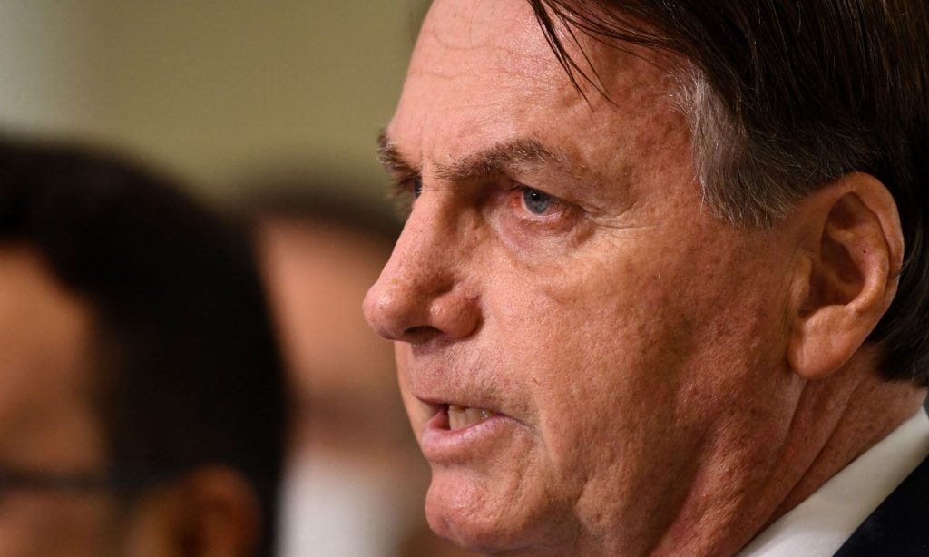 Em dia de panelaços, Bolsonaro lembra golpe de 1964