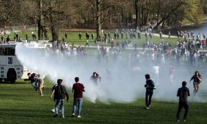1º de abril: enganados por show falso são dispersados pela polícia na Bélgica