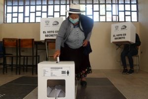 Equador elege presidente em disputa acirrada entre esquerda e direita