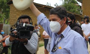 Professor esquerdista lidera eleição para presidente do Peru