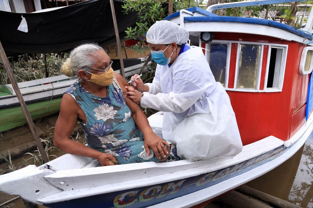 Dona Esmeralda Moraes, de 78 anos, é vacinada no Pará (Foto: Divulgação)