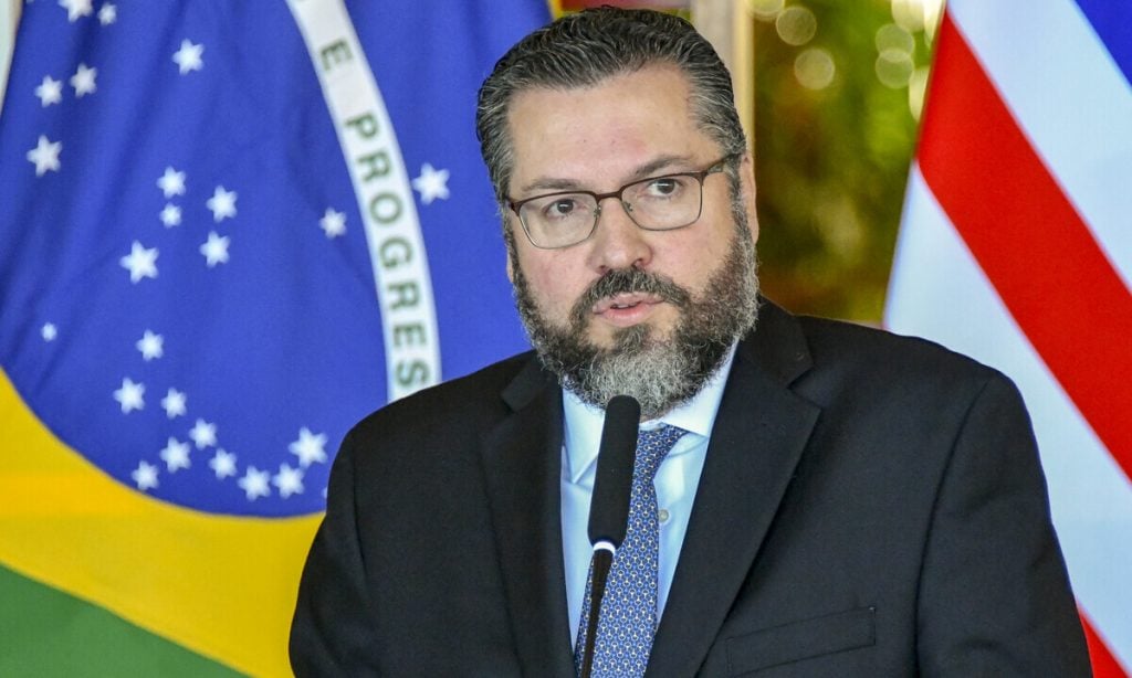 Ernesto Araújo diz que Bolsonaro reproduz desinformação contra a Ucrânia e a favor da Rússia