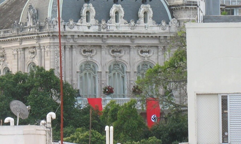 Palácio do governo do Rio hasteia bandeiras nazistas para gravação de série