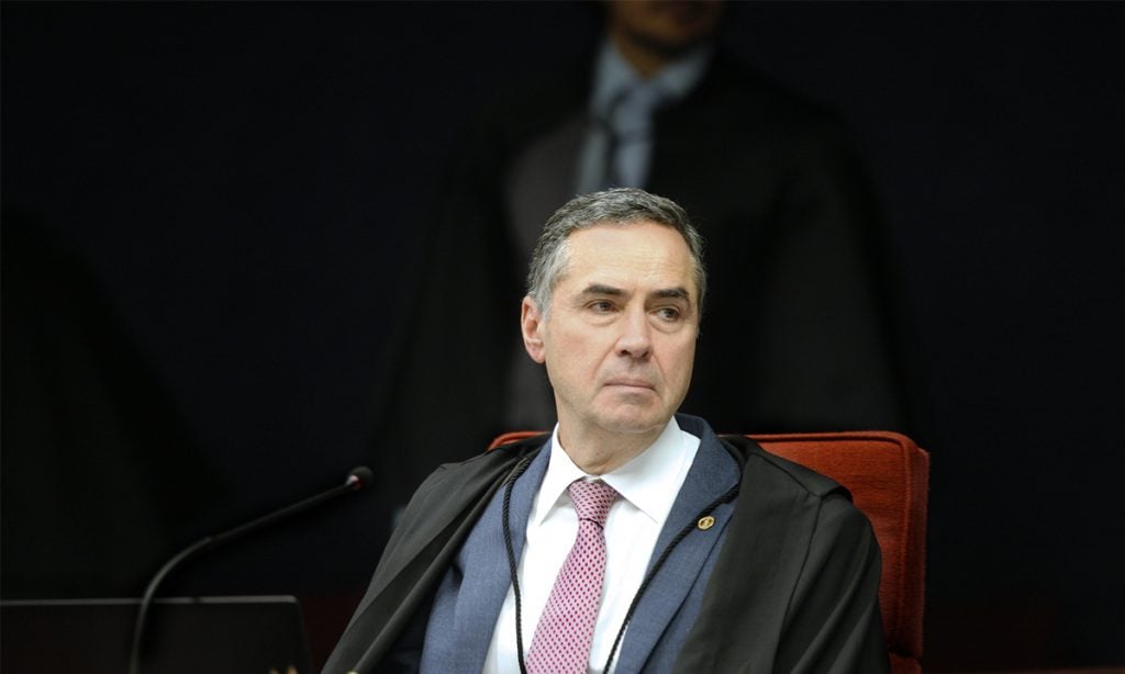 Barroso derruba trechos de portaria que proíbe demissão de não vacinados