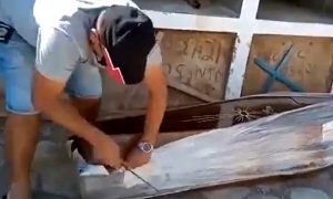 PT mineiro afasta vereador que abriu caixão para 'provar' que homem não morreu por Covid-19