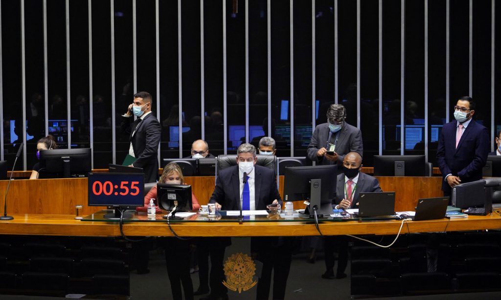 Câmara adia análise sobre a nova Lei de Segurança Nacional