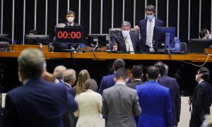 Deputados concluem votação de projeto sobre compra de vacinas pelo setor privado