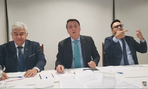 Bolsonaro chama vacina desenvolvida pelo Butantan de 'mandrake'