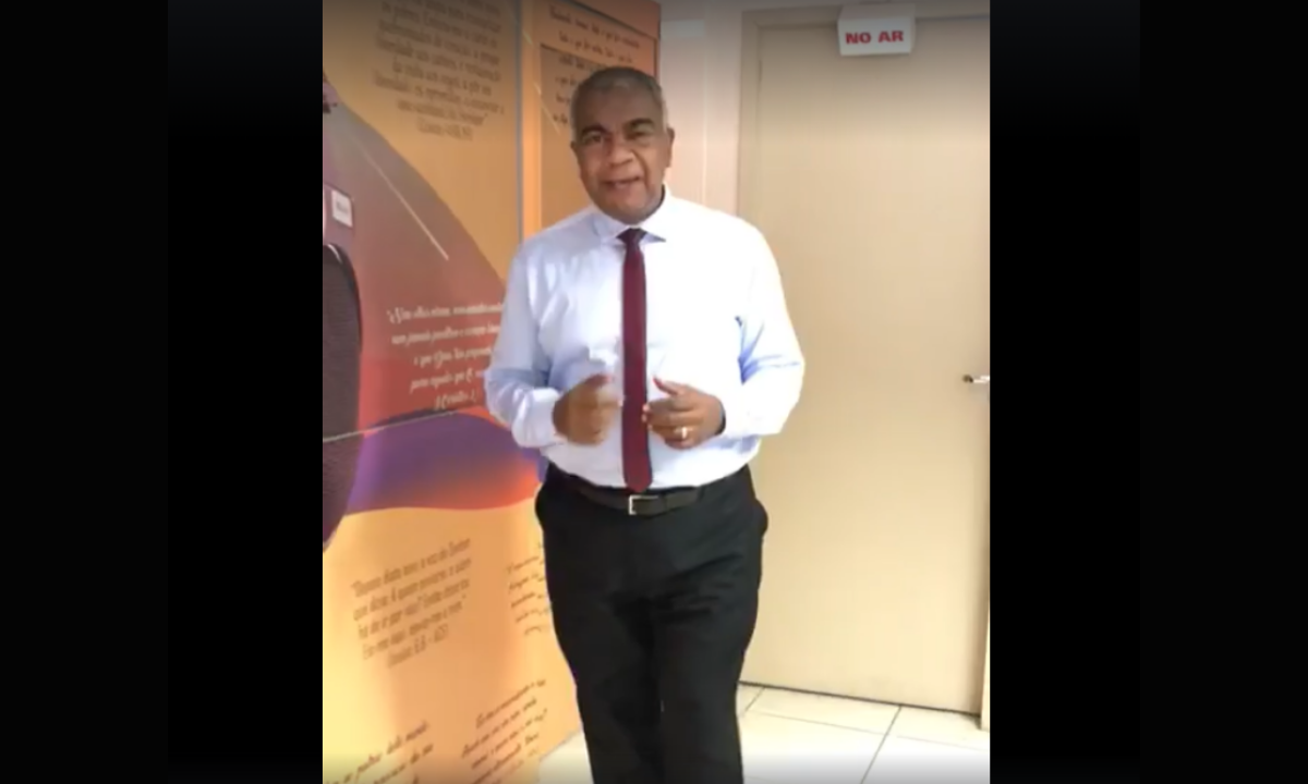 O pastor Elizeu Lima, da Rádio Paz, em vídeo em prol do atendimento precoce (Foto: Reprodução) 