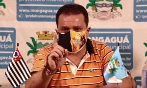 Após defender restrições, prefeito chora ao lembrar mortes de pai e irmão