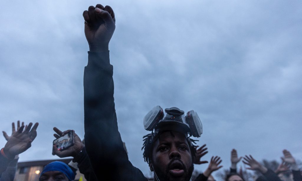 Ativistas fazem vigília nos EUA por morte de jovem negro pela polícia