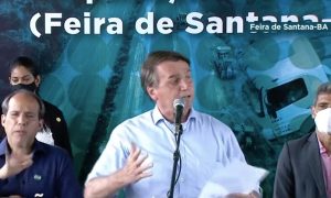 Sem máscara, Bolsonaro diz que o 'suplício' do isolamento está no fim