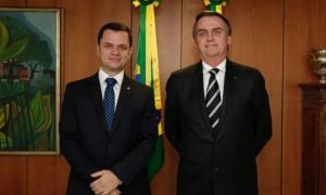 Bolsonaro recebe medalha de mérito por 'serviços relevantes’ à causa indígena