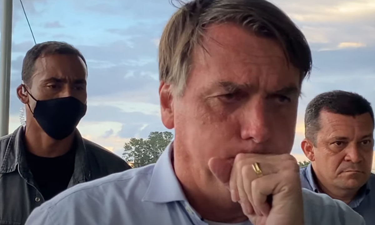 Bolsonaro já deve mais de R$ 80 mil em multas por não usar máscara, diz jornal