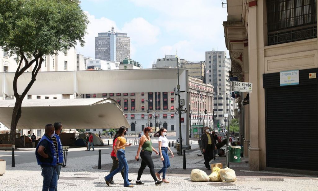 Brasil tem 4.195 mortes por Covid em 24h e bate novo recorde