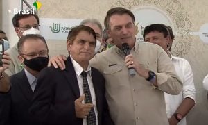 Em Belém, Bolsonaro manda 'sósia' tirar a máscara e exalta Pazuello