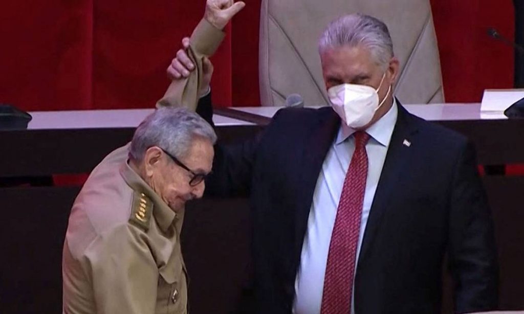 A troca de guarda em Cuba se dá à beira de um perigoso abismo econômico