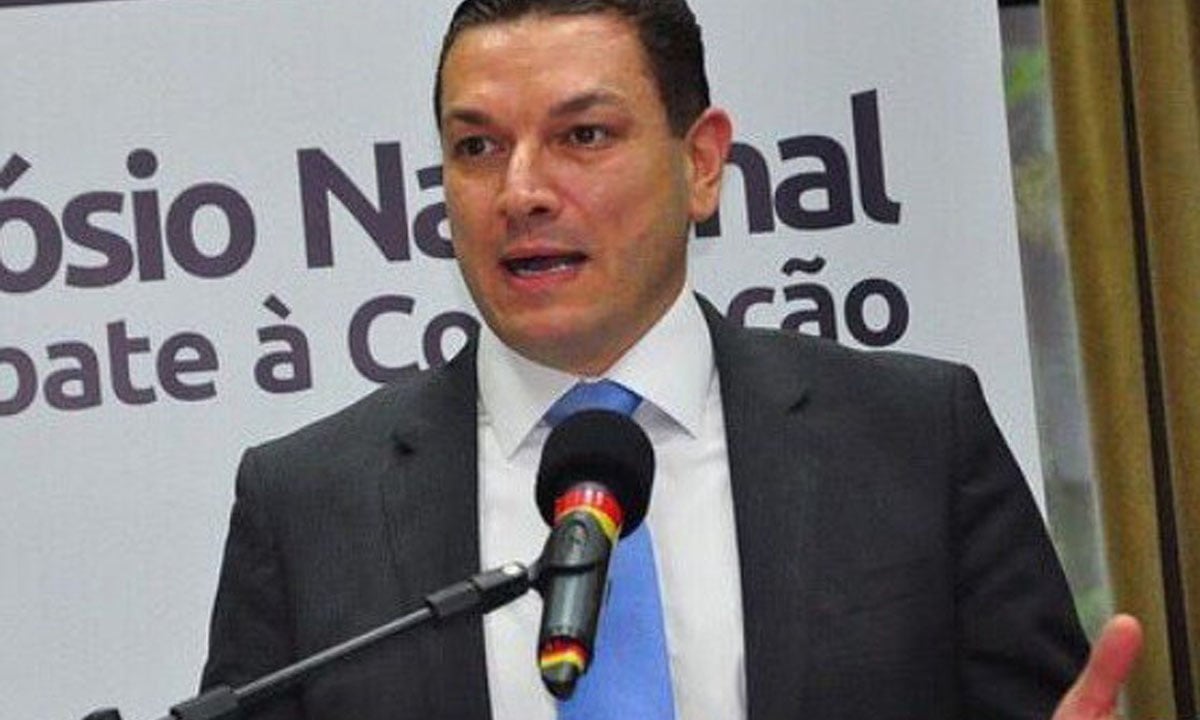 Chefe da PF afaga Bolsonaro e convida plateia a tirar máscara em evento
