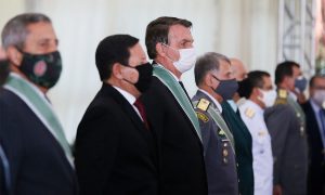 Na presença de Bolsonaro, general Pujol diz que o Exército é leal à Constituição