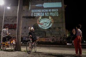 Aliado de Flávio Bolsonaro vai à PF contra projeções “Fora Bolsonaro”