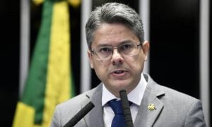 Bolsonaro mente com foco e organização, diz senador da CPI