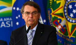 Bolsonaro diz que vacinas têm grafeno que se acumula no testículo