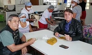 Bolsonaro muda discurso sobre se vacinar: 'se acharem que devo, vacino'