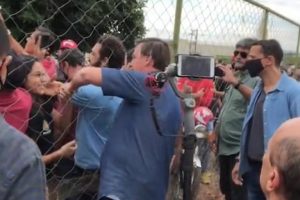 Sem máscara, Bolsonaro causa nova aglomeração em cidade de Goiás