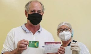 Ciro Gomes toma primeira dose da CoronaVac e defende auxílio de R$ 600