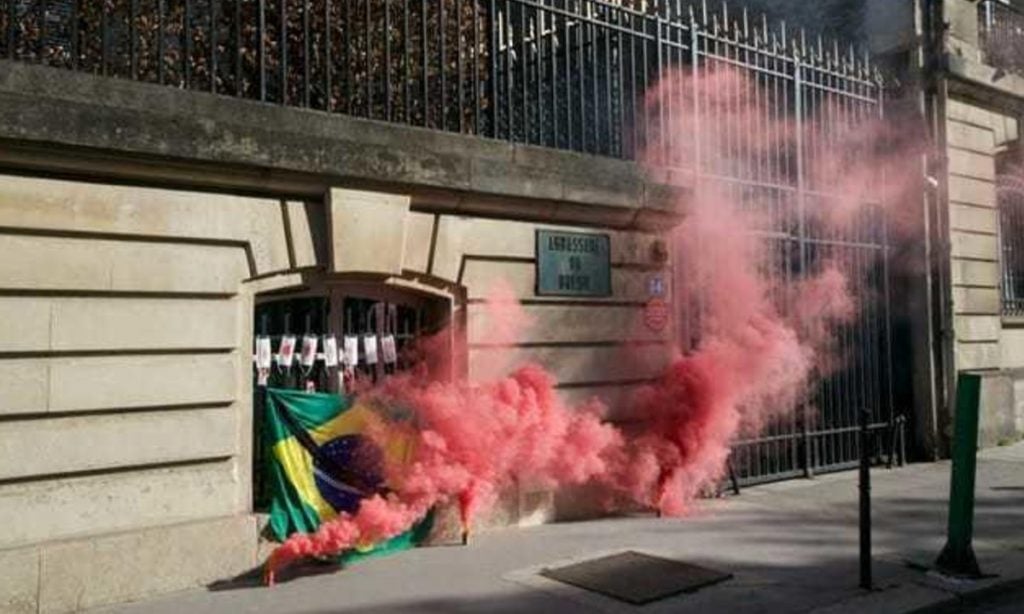 Protesto na embaixada brasileira em Paris denuncia governo Bolsonaro por ‘genocídio’