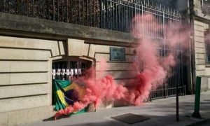 Protesto na embaixada brasileira em Paris denuncia governo Bolsonaro por 'genocídio'