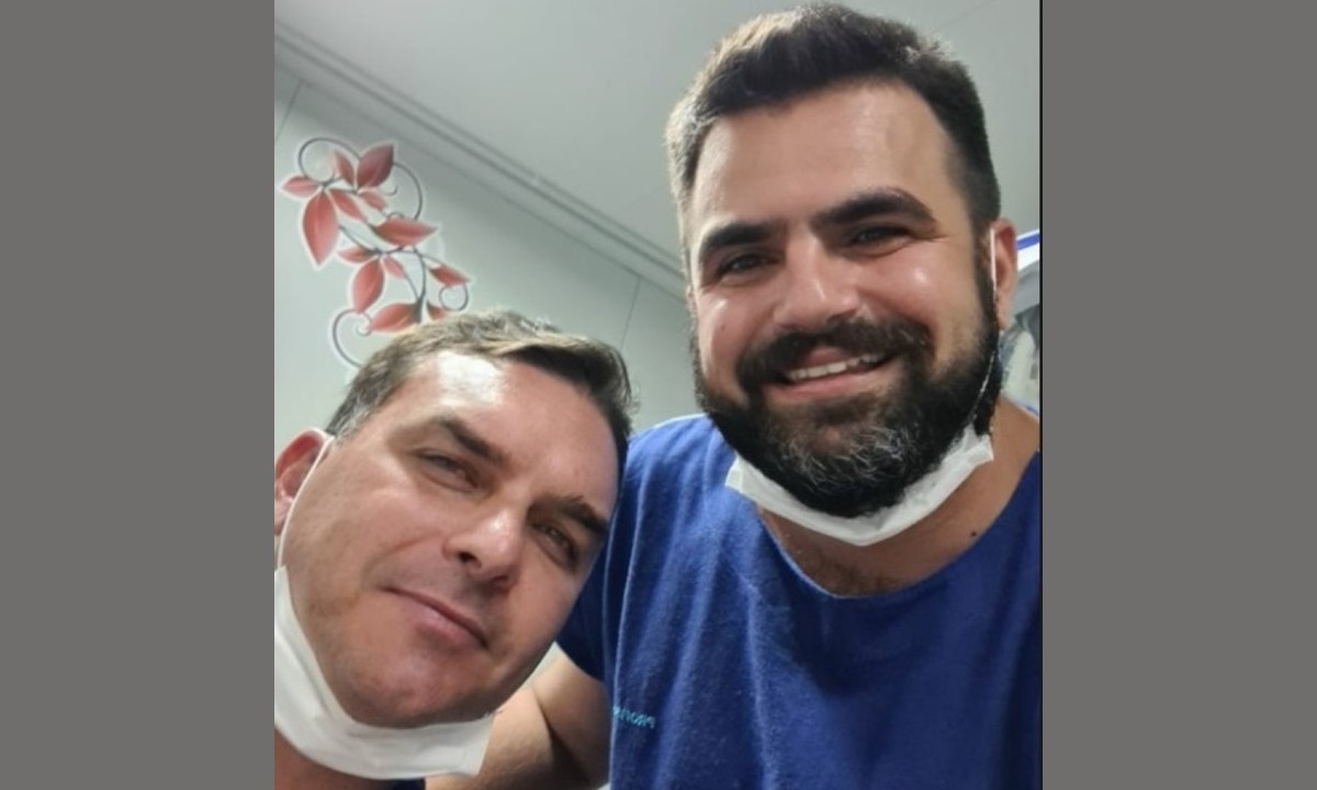Flávio Bolsonaro se acidenta com quadriciclo em praia do Ceará