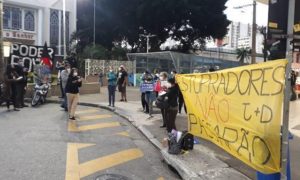 Mulheres protestam e espalham cartazes em Rua Samuel Klein