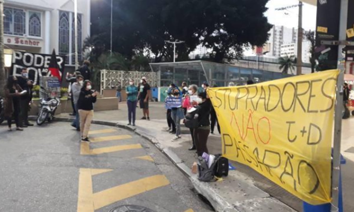 Mulheres protestam e espalham cartazes em Rua Samuel Klein