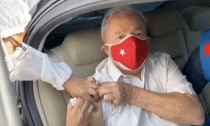 Lula recebe segunda dose de vacina contra Covid-19