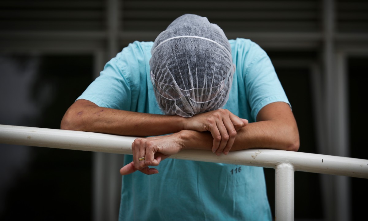 A última barreira: o drama de profissionais de saúde na pior fase da pandemia