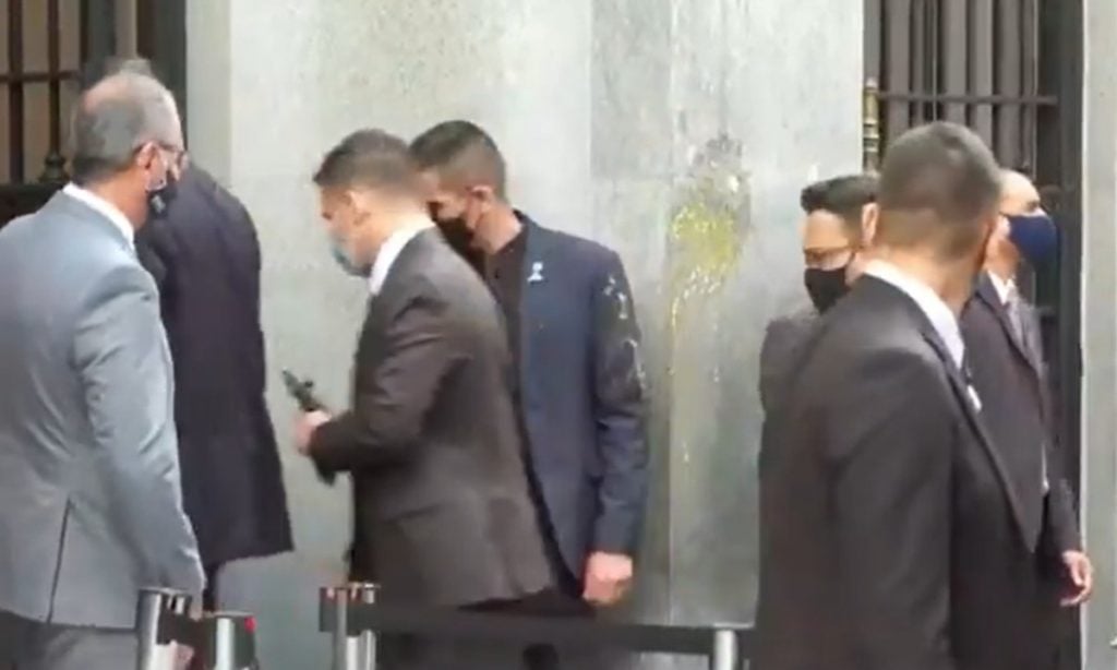 Ovo é lançado em direção a comitiva de Bolsonaro no leilão da Cedae