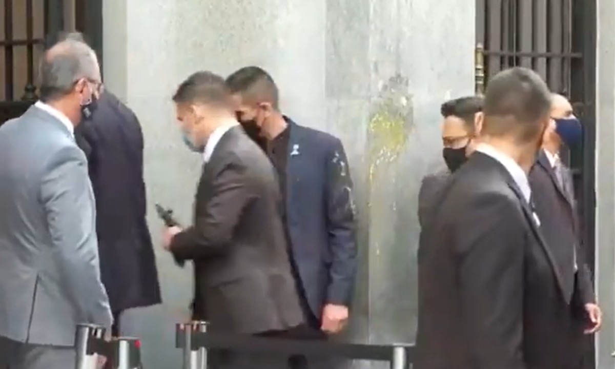 Ovo é lançado em direção a comitiva de Bolsonaro no leilão da Cedae