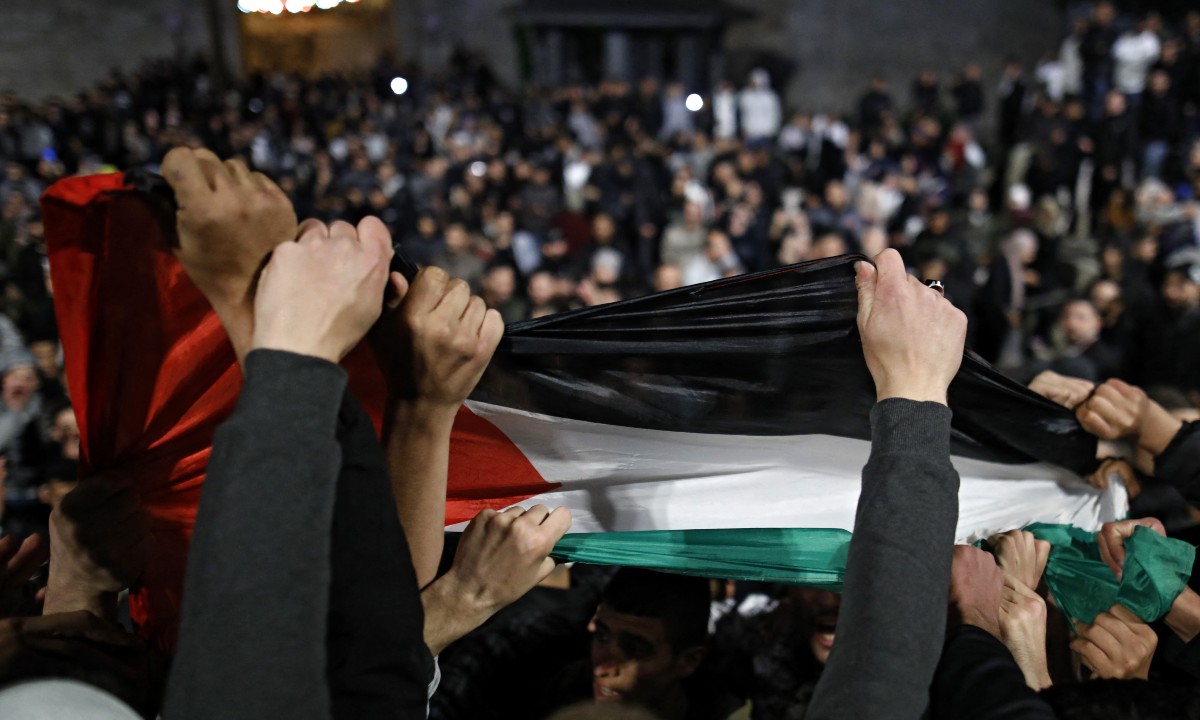 Manifestantes seguram bandeira da Palestina (Ahmad GHARABLI / AFP) 