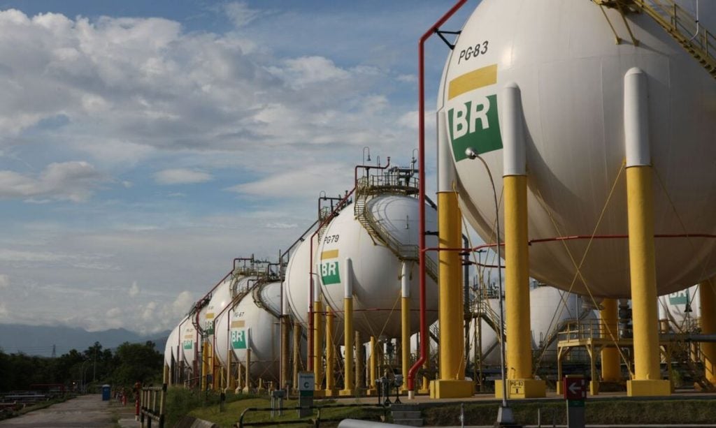 É urgente acabar com a política criminosa de preços da Petrobras