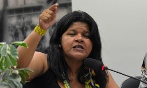 Sonia Guajajara critica decisão de senadores de retirar acusação de genocídio indígena contra Bolsonaro