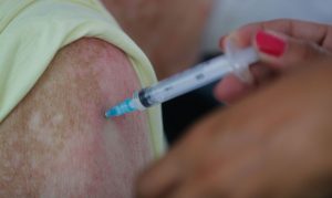 Estado de SP inicia vacinação de profissionais da educação