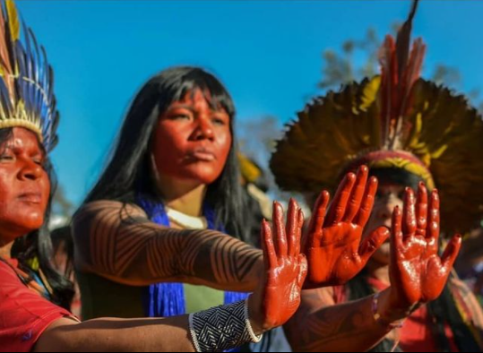 Watatakalu Yawalapiti (ao centro) com Sônia Guajajara (esquerda) e Célia Xakriabá (direita) na Marcha das Mulheres Indígenas de 2019 (Foto: Reprodução/Instagram Watatakalu) 