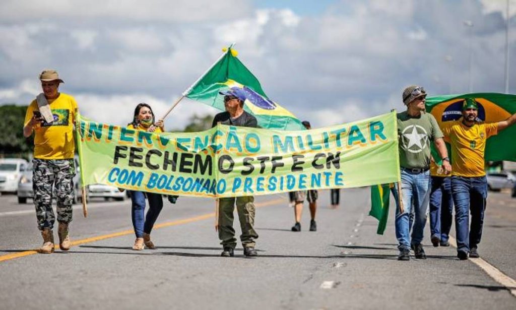 Bolsonaristas voltam às ruas contra medidas restritivas e STF