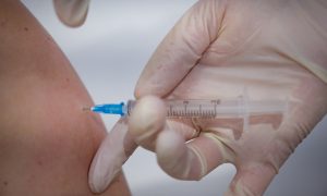 Dose de reforço é 'segura e eficaz' três meses após última injeção, diz Agência Europeia de Medicamentos