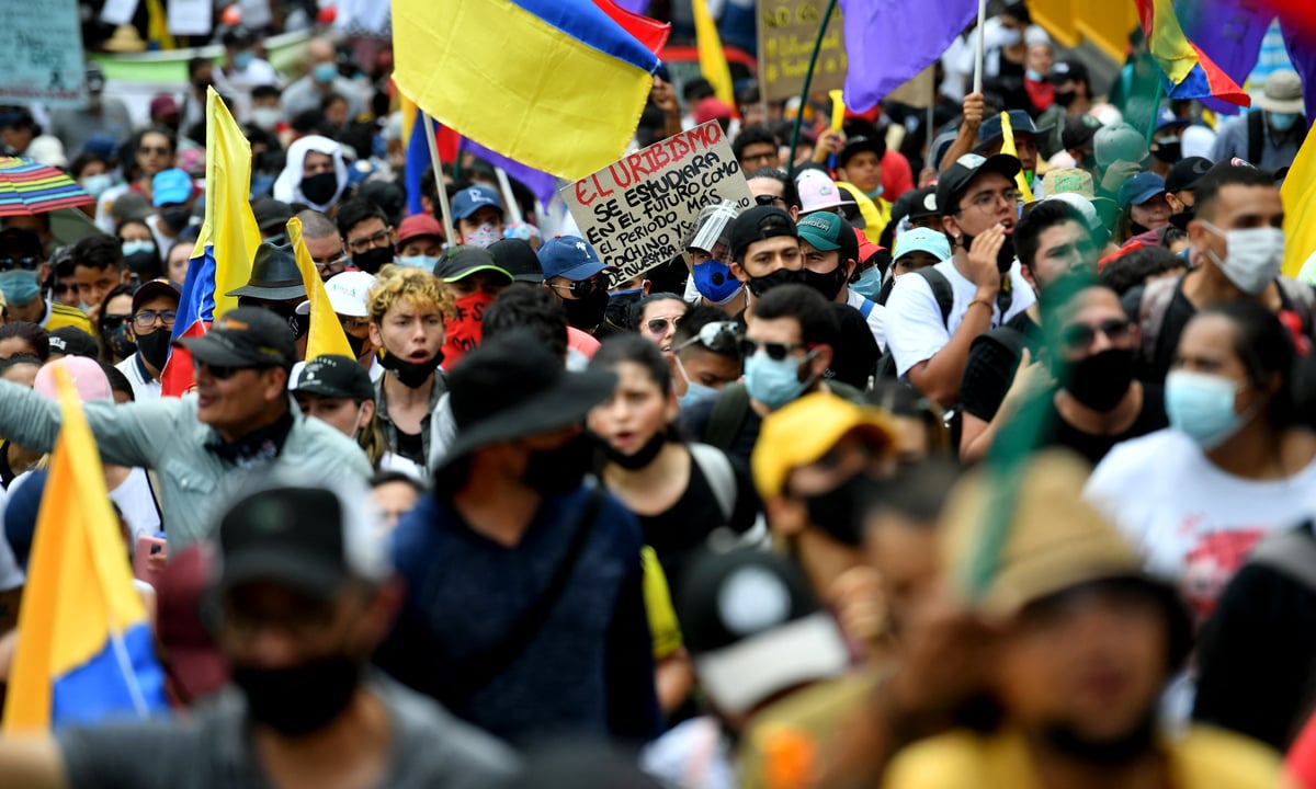 Povo colombiano protesta contra o presidente Iván Duque. Foto: Joaquin Sarmiento/AFP 