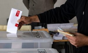 Chile conclui eleição histórica em busca de uma nova Constituição