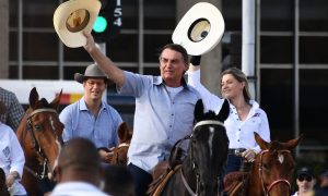 Bolsonaro aparece a cavalo em protesto contra STF e CPI
